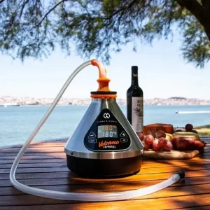 foto Vaporizzatore da tavolo volcano hybrid di storz & bickel silver su tavolo e tramonto