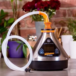 foto Vaporizzatore da tavolo volcano hybrid di storz & bickel silver con narghilè su tavolo