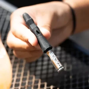 Foto vaporizzatore portatile dynavap b di colore nero in mano