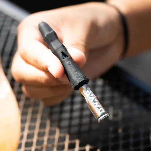foto-lato-vaporizzatore-portatile-dynavap-b-weedtherapy-nero Foto vaporizzatore portatile dynavap b di colore nero in mano