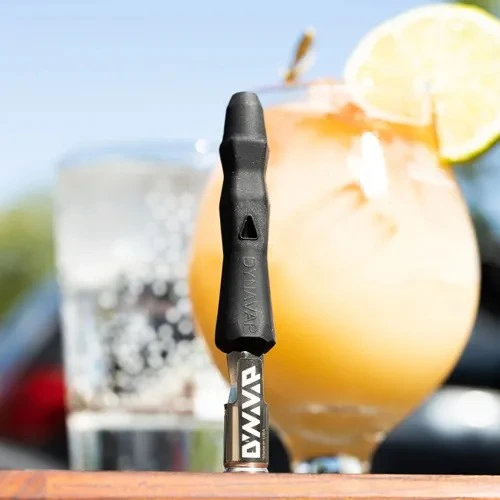 foto-vaporizzatore-portatile-dynavap-b-weedtherapy-nero Foto vaporizzatore portatile dynavap b di colore nero su tavolo