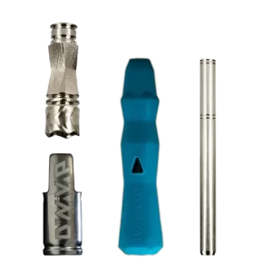 Vaporizzatore portatile dynavap b su sfondo trasparente che mostra il modello blu con i pezzi