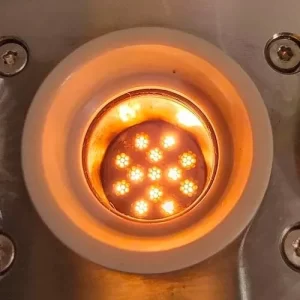 lampadina alogena in funzione del vaporizzatore portatile angus della yllvape su sfondo bianco